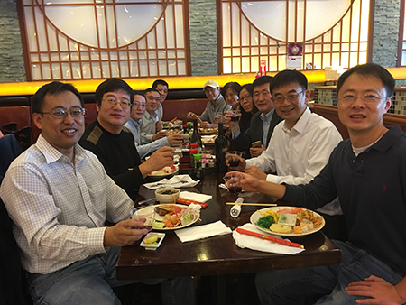 汪俊博士（右3）和專家們介紹美迪西的最新國內(nèi)大事記