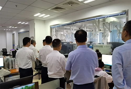 陳博士帶領楊副市長一行人參觀了美迪西規范化的先進實驗室，講解了藥物臨床前的研發和IND申報流程。