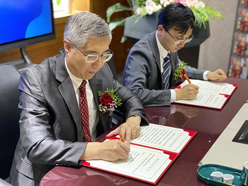 雙方簽訂戰略協議并合影留念