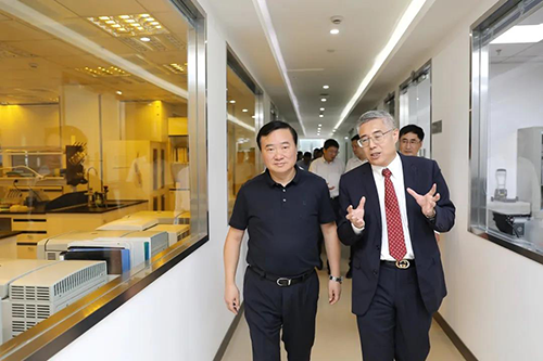 美迪西生物醫藥創始人&CEO陳春麟博士等人向翁祖亮書記介紹公司情況