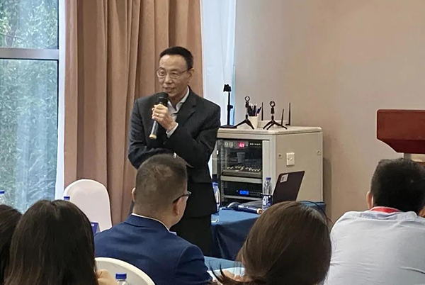 圖6-美迪西藥代動力學(xué)及生物分析部副總裁萬宏博士主持Panel討論會.png 圖6-美迪西藥代動力學(xué)及生物分析部副總裁萬宏博士主持Panel討論會.png