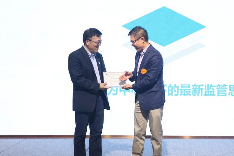 SDDA理事會執行主席鄔征博士授予美迪西企業會員證書.jpg